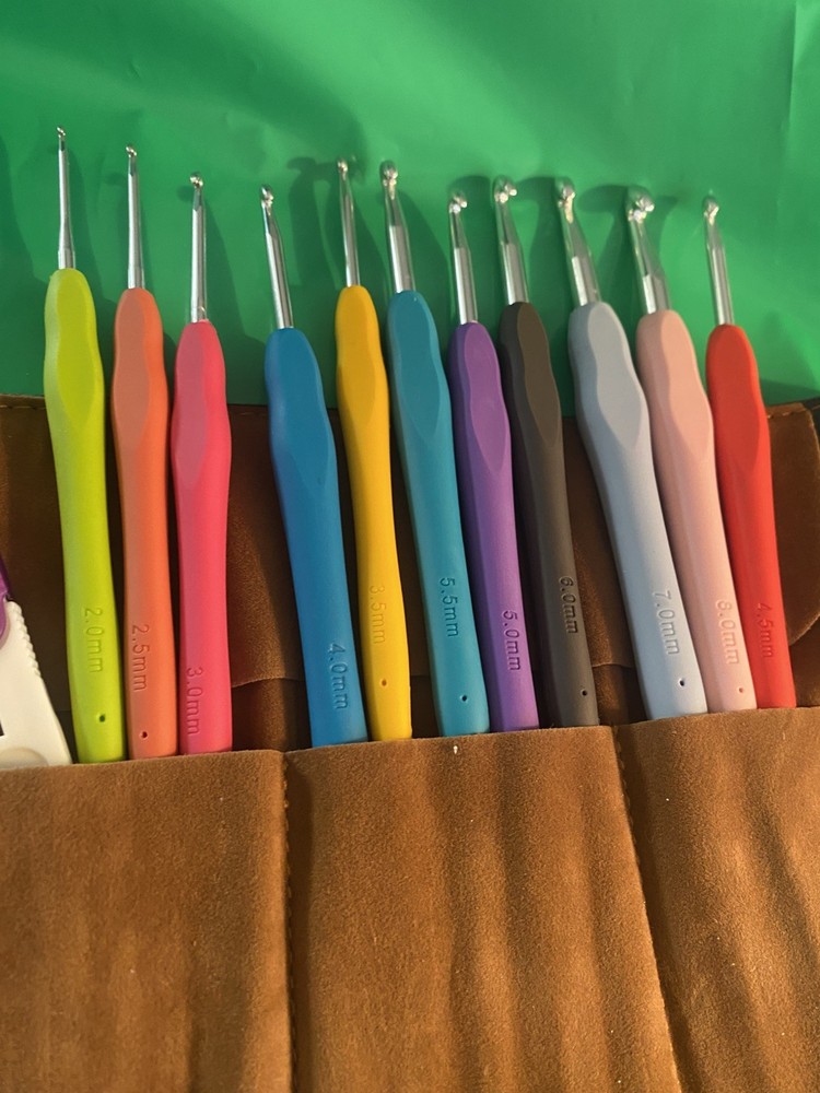 Ergonomic Crochet Hooks 11 PC with wrap Case/accessories Beginners EUC