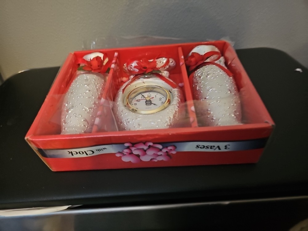 3 Vases With A Clock Set