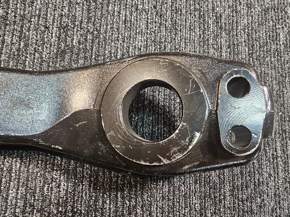 PACCAR ENGINE CROSSMEMBER SUPPORT BRACKET MOUNT A24-6680 04088CA