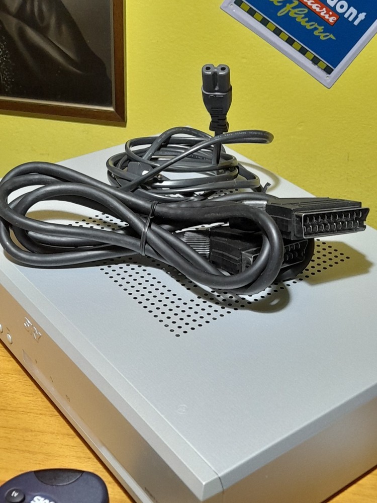 SKY DIGITAL DECODER MODEL DS432NS