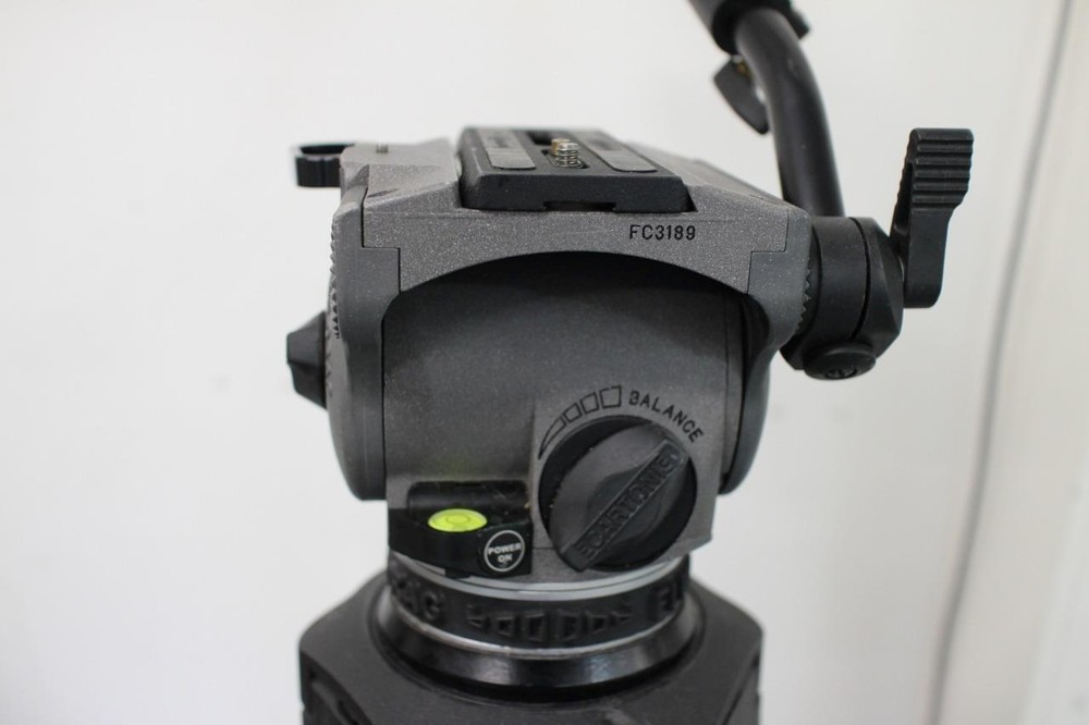 Cartoni Focus Fluid Head and tripod stand