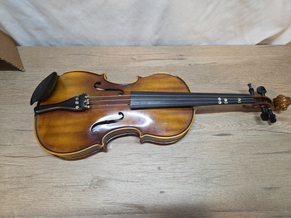 Beginner Violin with case Missing 1 string, comes with accessories and cloth
