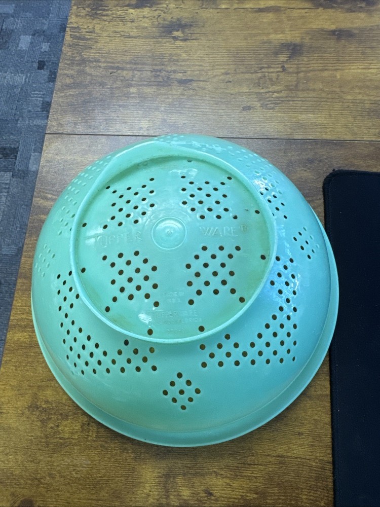 VTG Tupperware Jadite Green Colander Strainer #339-8 star pattern 10" x 5"