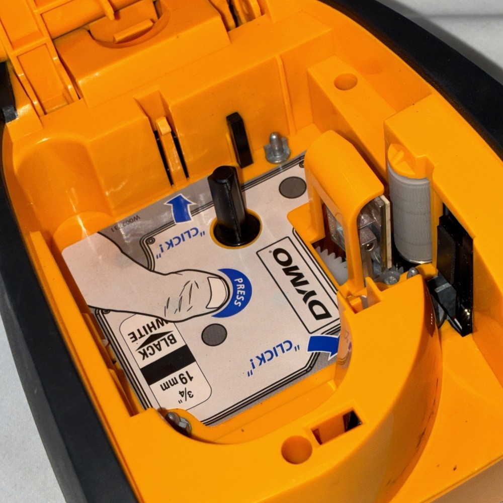 DYMO RHINO 2500 LABLE MAKER W/ACCESORIES