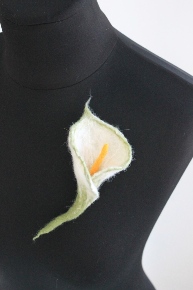 Brooch flower white calla / wool / pin / Handmade