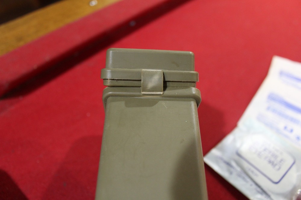 U S MILITARY SURPLUS INDIVIDUAL FIRST AID KIT W/INSERT POUCH BANDAGE BELT CLIP