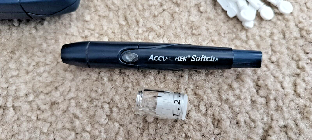 Accu-Check Compact with Lancet Device/Pen, Needles and Carrying Case **TESTED**
