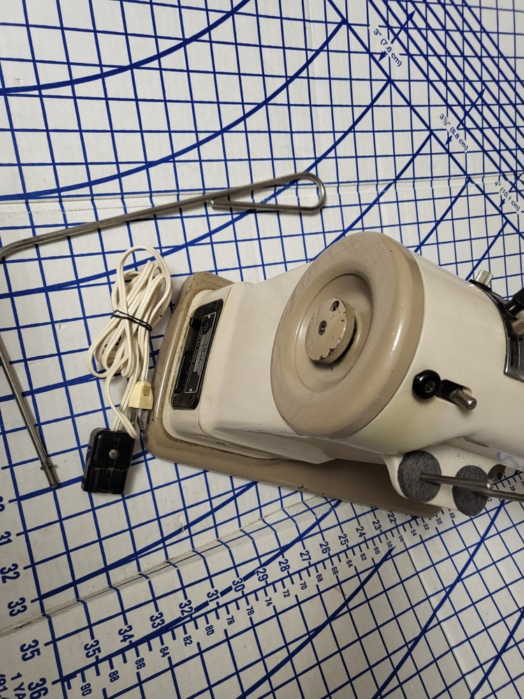 Elna Supermatic 722010 Sewing Machine w/ Case – Works Read