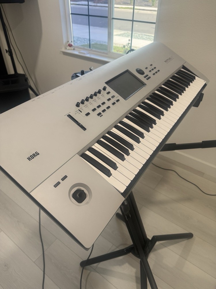 Korg NAUTILUS73 73-key Performance Synth/ Workstation Mint Condition