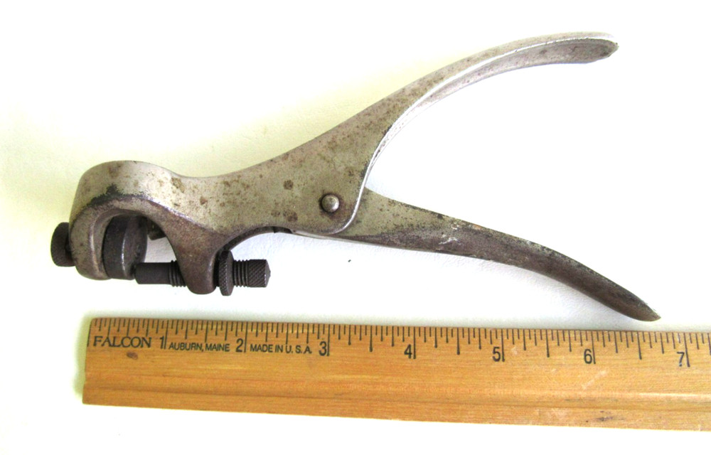 Vintage MERIT TOOL Sawset. 7 Inches Long.