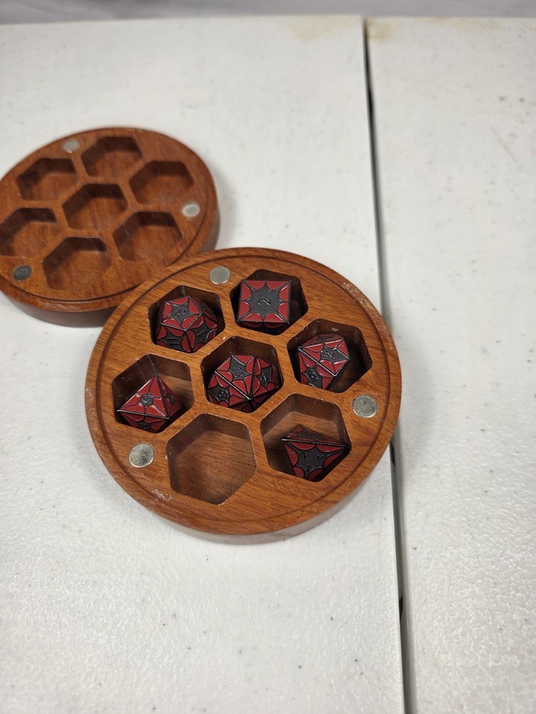 Wood Magnetic Dice Case w/ 7pc Polyhedral D&D Dice Set