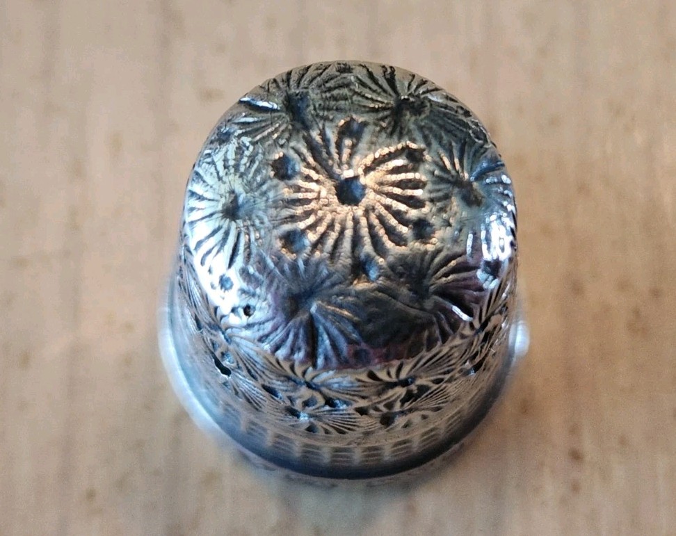 Charles Horner 1923 Chester Solid Sterling Silver Thimble Antique Daisy Diamond