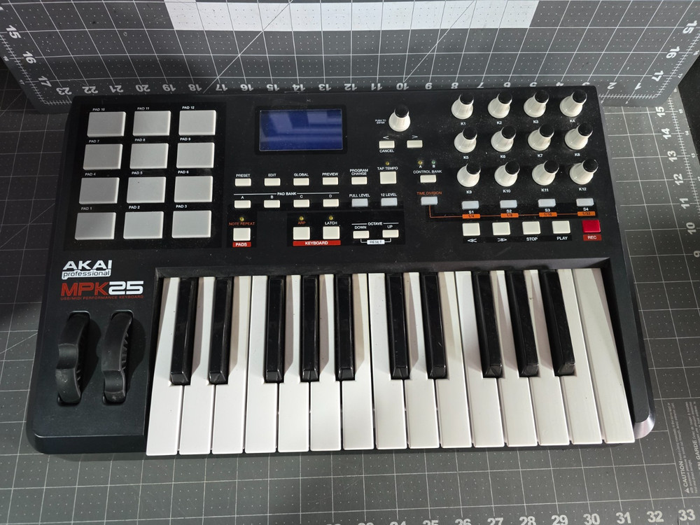 AKAI MPK 25 Professional USB/Midi Performance Keyboard