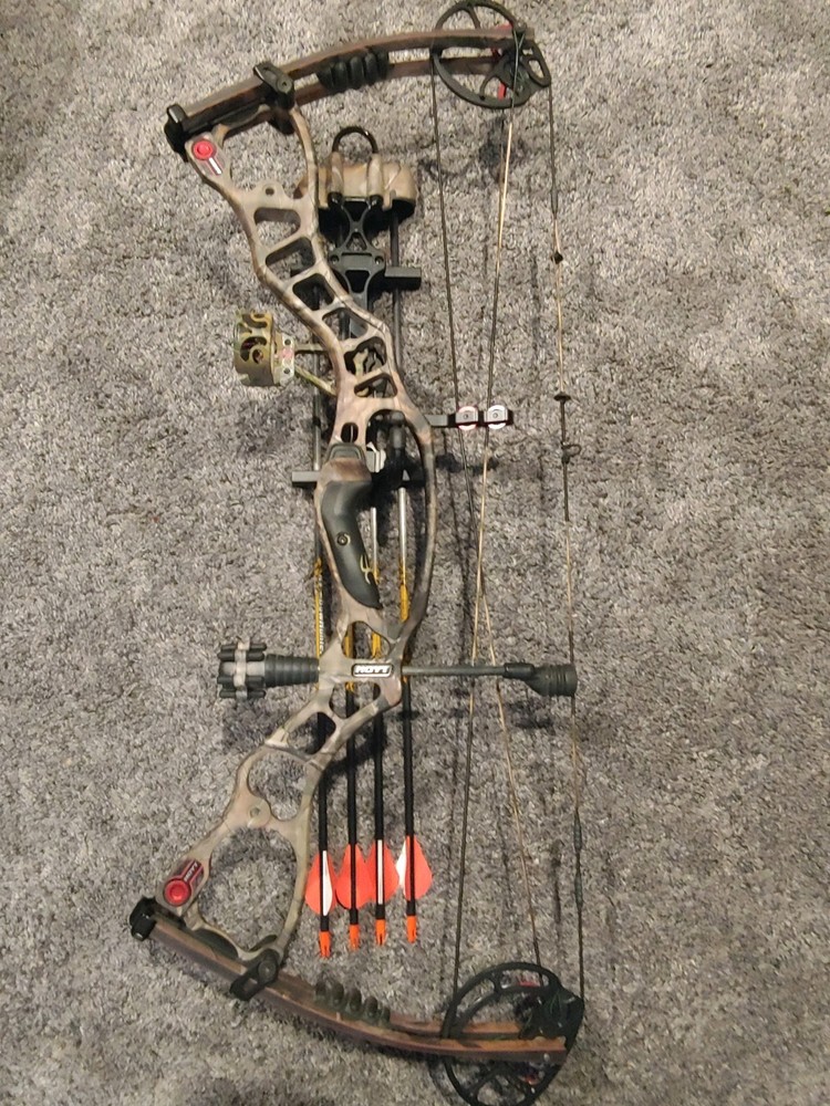 Hoyt Vector 32 RH Compound Bow  Package 28in  60lbs.