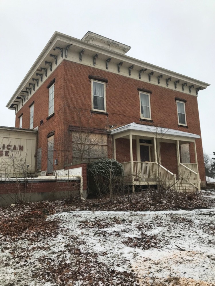 Salvage window Peidmonts. Cast iron, beautiful