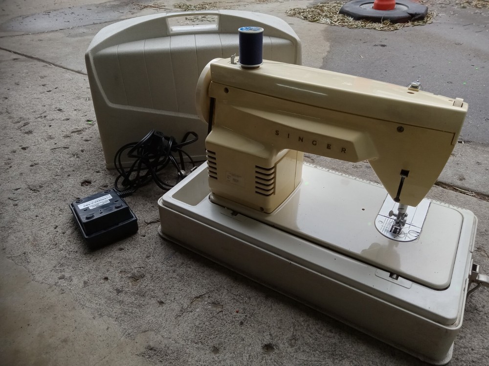 Vintage Singer 362 Sewing machine w/ Case, Controller,