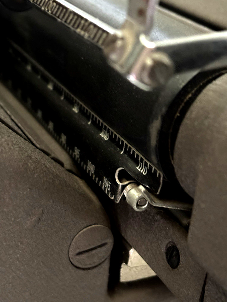 Royal HHE Typewriter Desktop W/ Standard Elite Font