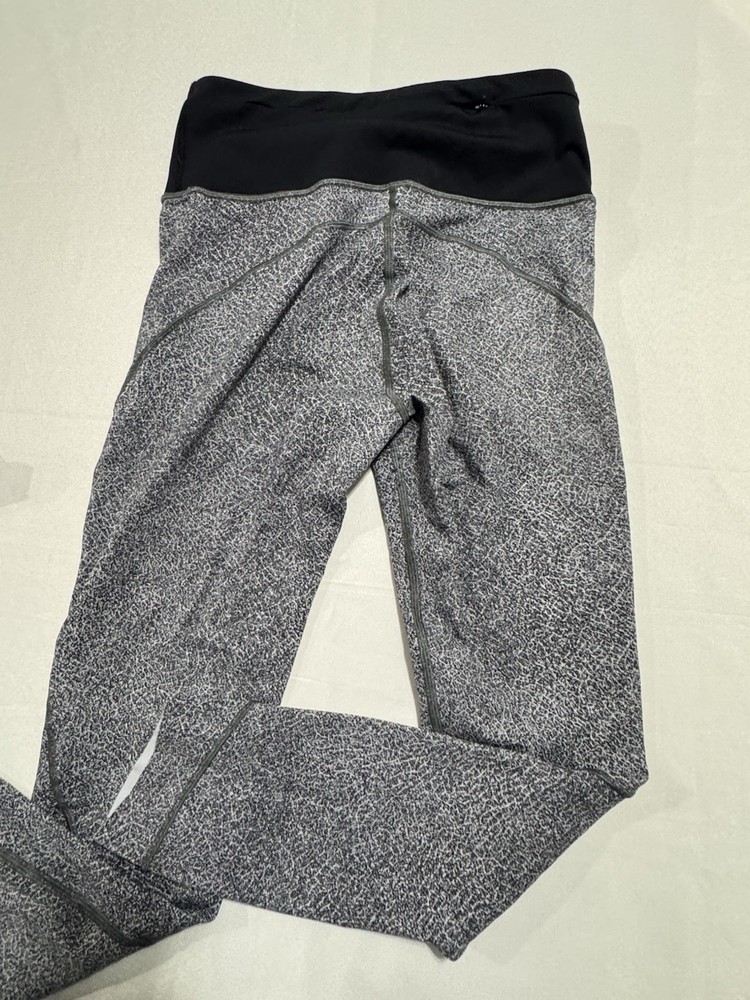 Lululemon Gray Pattern High Rise 7/8 Leggings Raw Hem Size 6