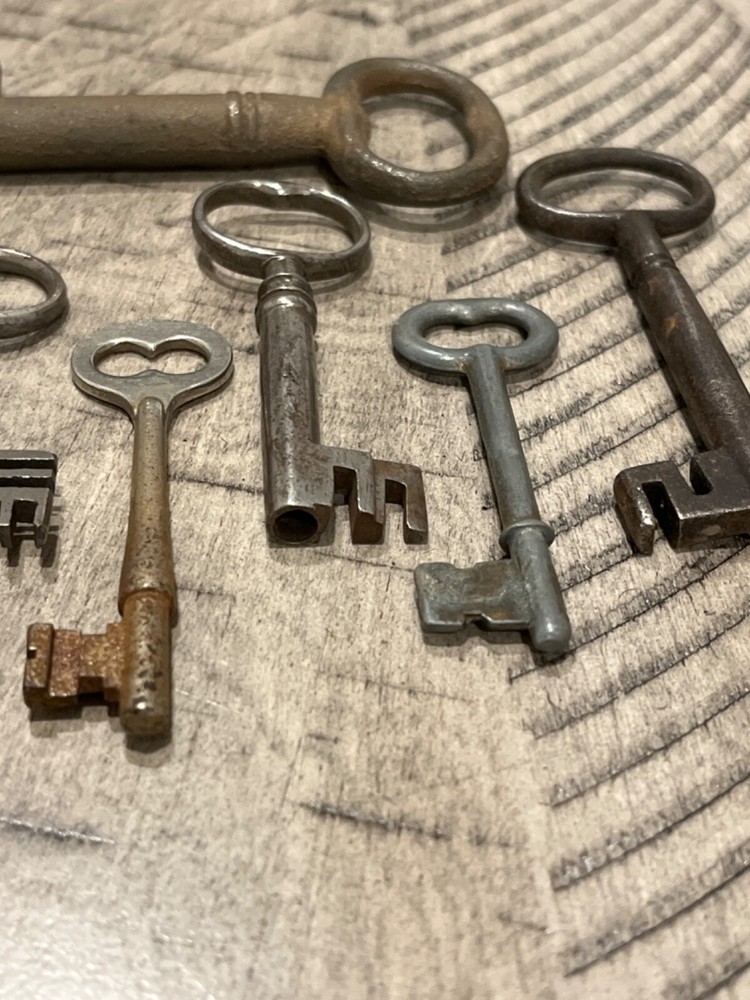 mostly 1800s eclectically ritzy iron hollow & solid barrel key lot 081224@