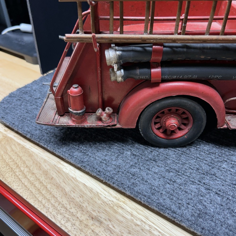 Antique Metal Fire Engine. Removable Side Ladders. In Good Condition .￼