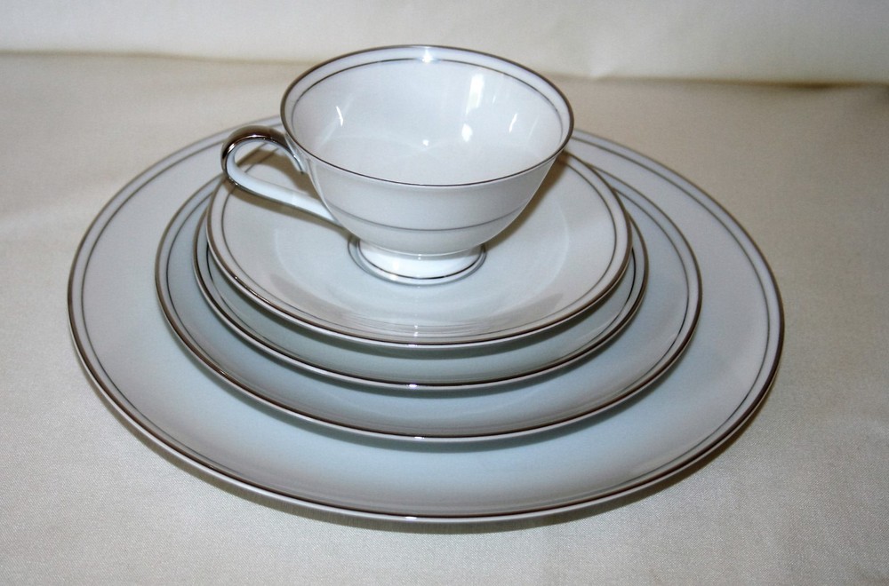 ROYAL CREST (GERMANY) PLATINUM WEDDING BAND 5 PIECE DINNERWARE PLACE SETTING