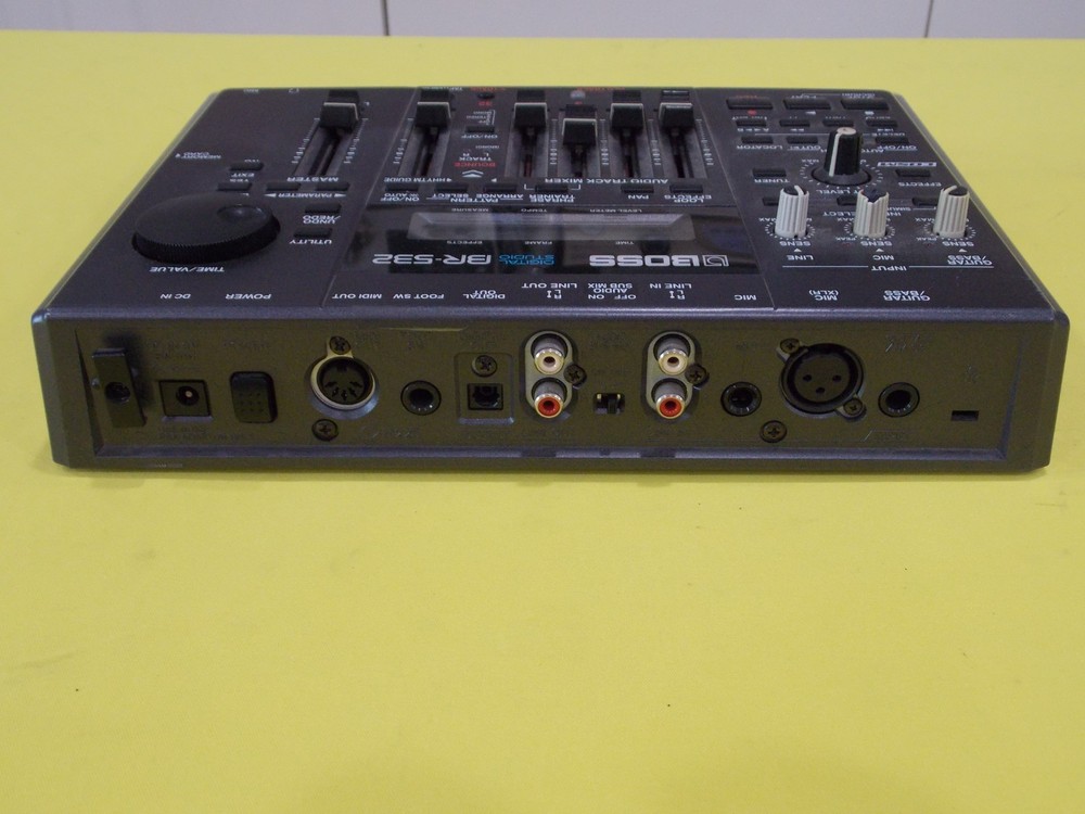 BOSS BR-532 Digital 4 Track studio with Memory card