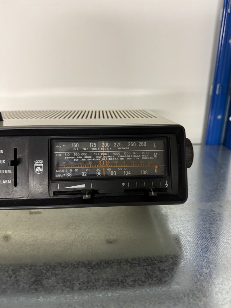 Vintage Grunding Clock Radio