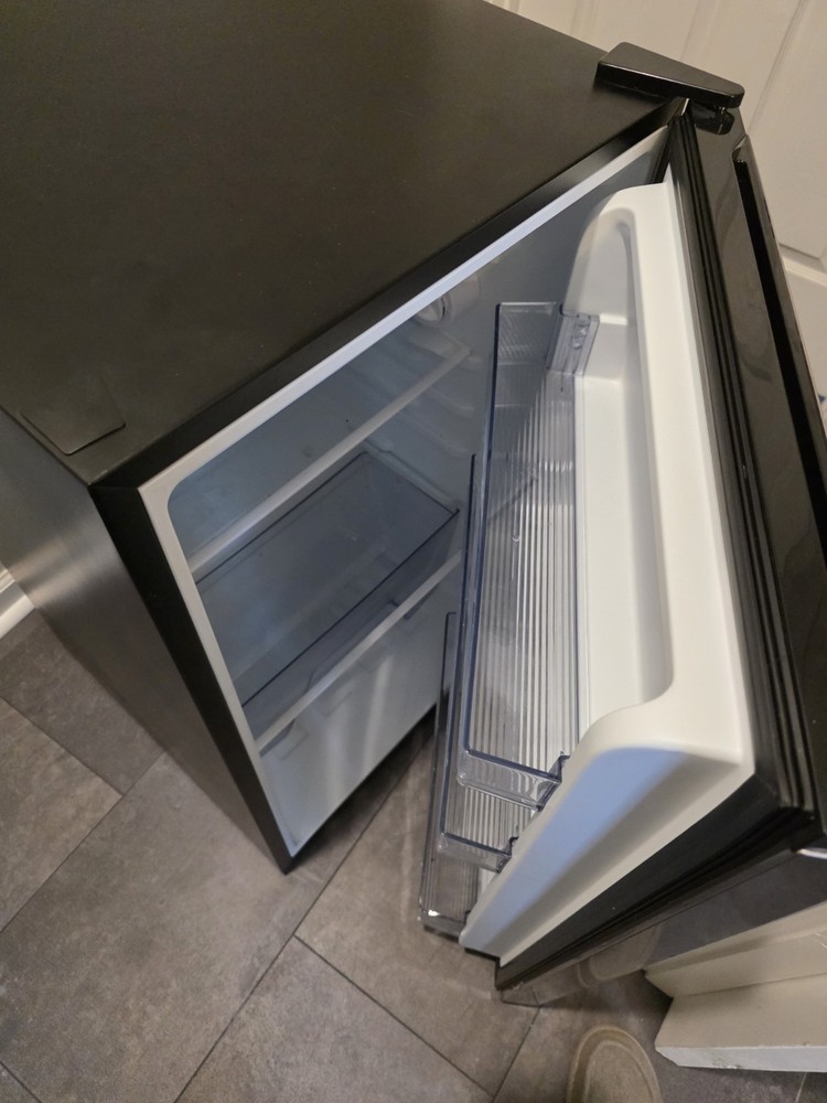 Mini fridge Total Capacity (cu. ft.): 4.3 cu ft