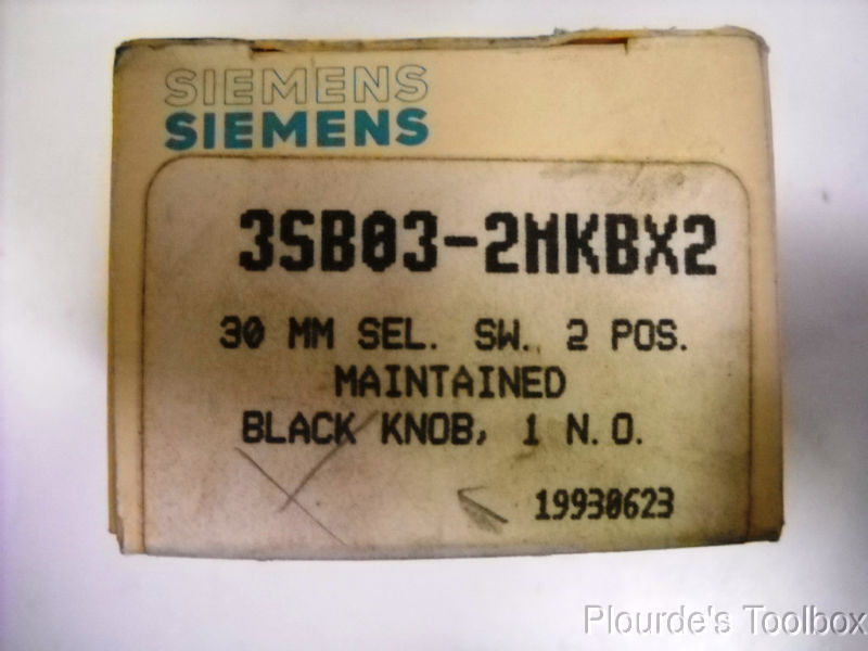 New Siemens 2-Postion Selector Switch 3SB03-2MKBX2