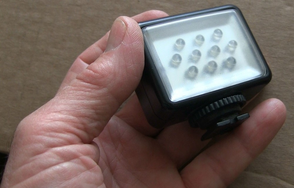 Dynex DX-VIDLT LED Video Light and mounting bracket