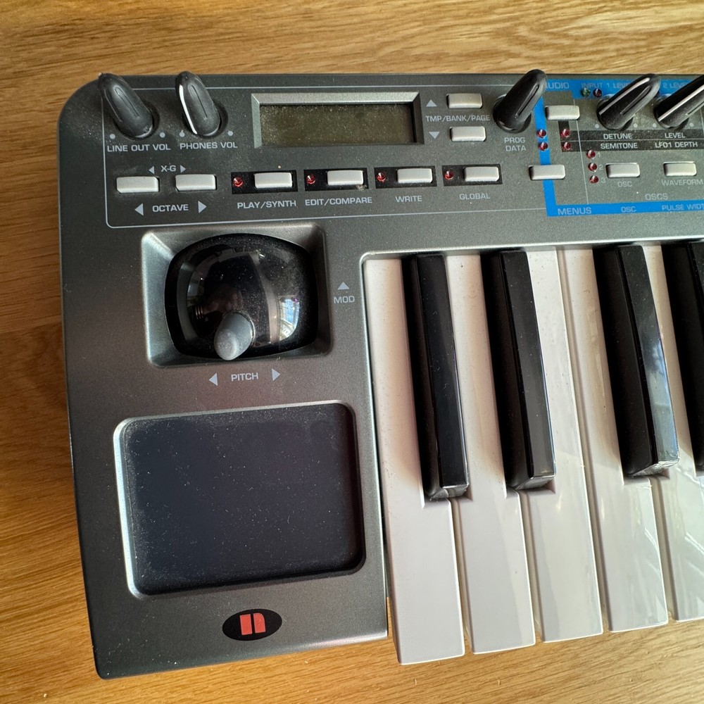 Novation Xio 25 Virtual Analog Synthesizer Controller Keyboard XioSynth 25