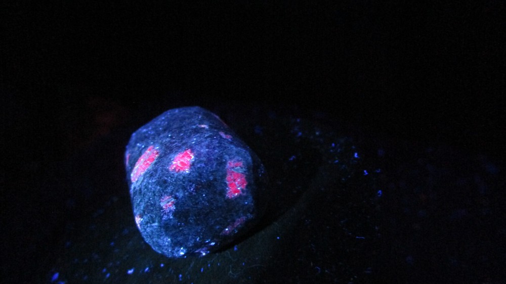 Natural Longwave Fluorescent Mineral Rock Ruby O76