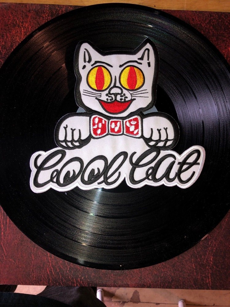 VINTAGE COOL CAT PLATE TOPPER EMBROIDERED PATCH ON BLACK HAT SUPER COOL ICONIC