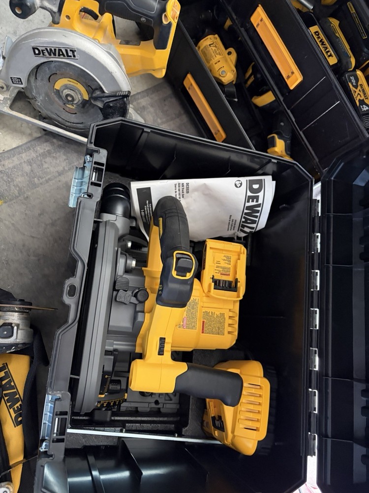 DEWALT cordless ultimate set stackable tool box (35 items) 13 different tools