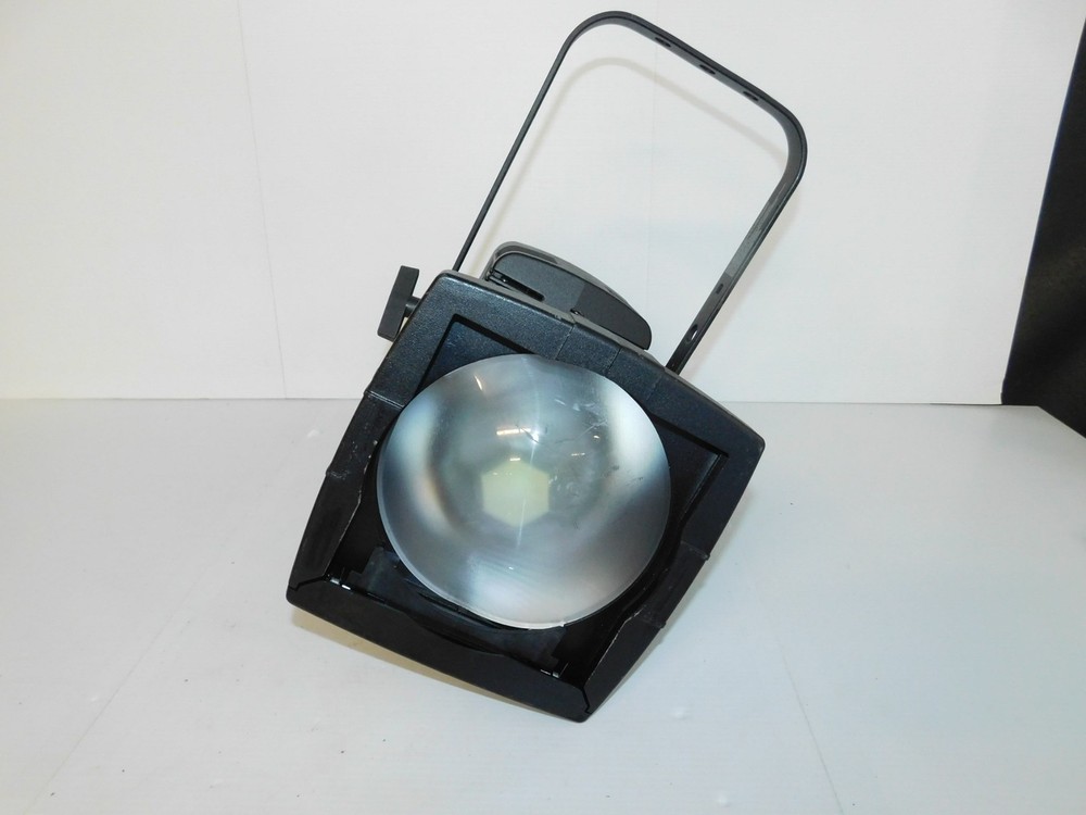 SOURCE FOUR ETC LED 2DAYLIGHT HD LIGHTING SYSTEM W/ FRESHNELL ADAPTER (SPM93)