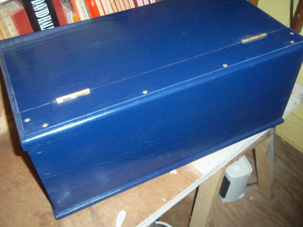 Lidded chest, Shaker-style, handmade in painted Pine