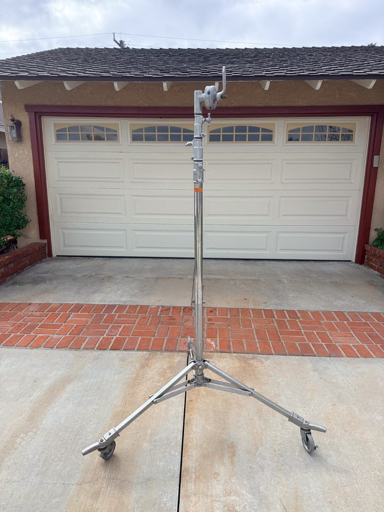 Matthews Hi Boy Stand with locking wheels