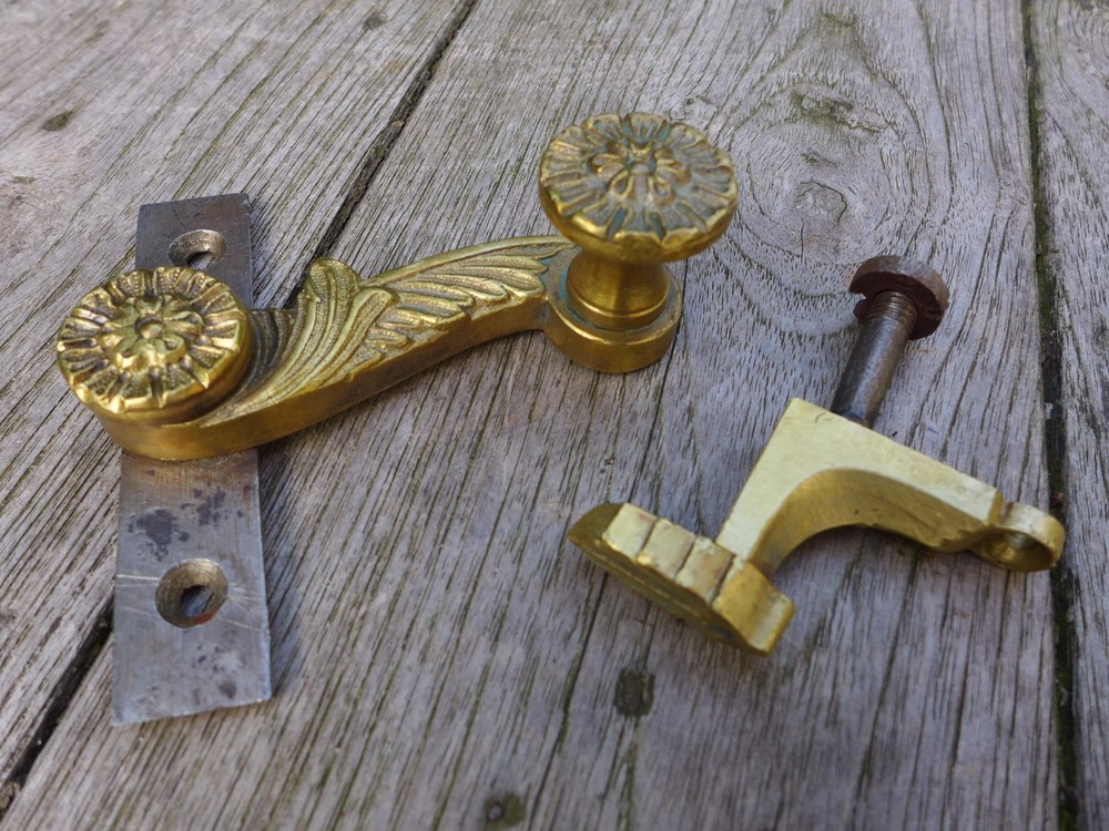 ANTIQUE BRASS WINDOW LOCK WITH DECORATIVE HANDLE