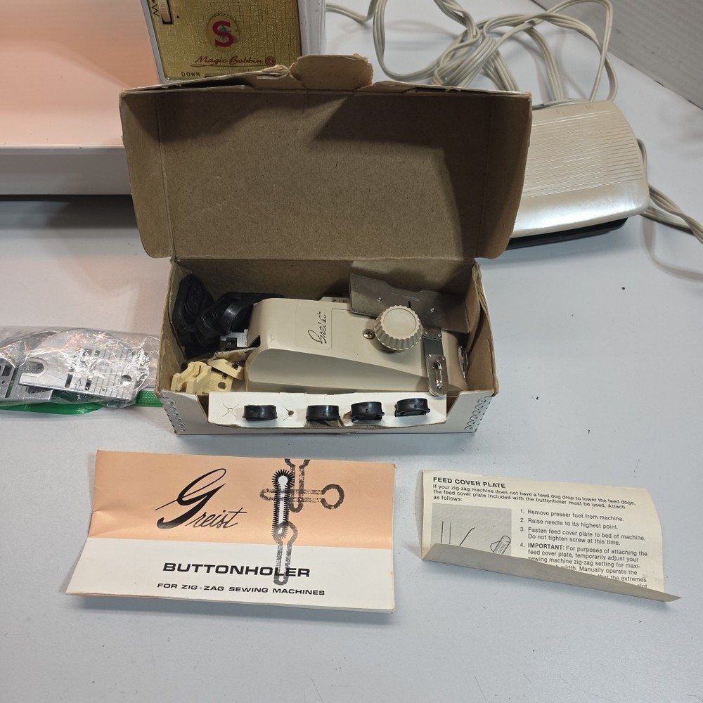 Singer Sewing Machine Magic Bobbin Deluxe Zigzag Case Greist Buttonholer Attach