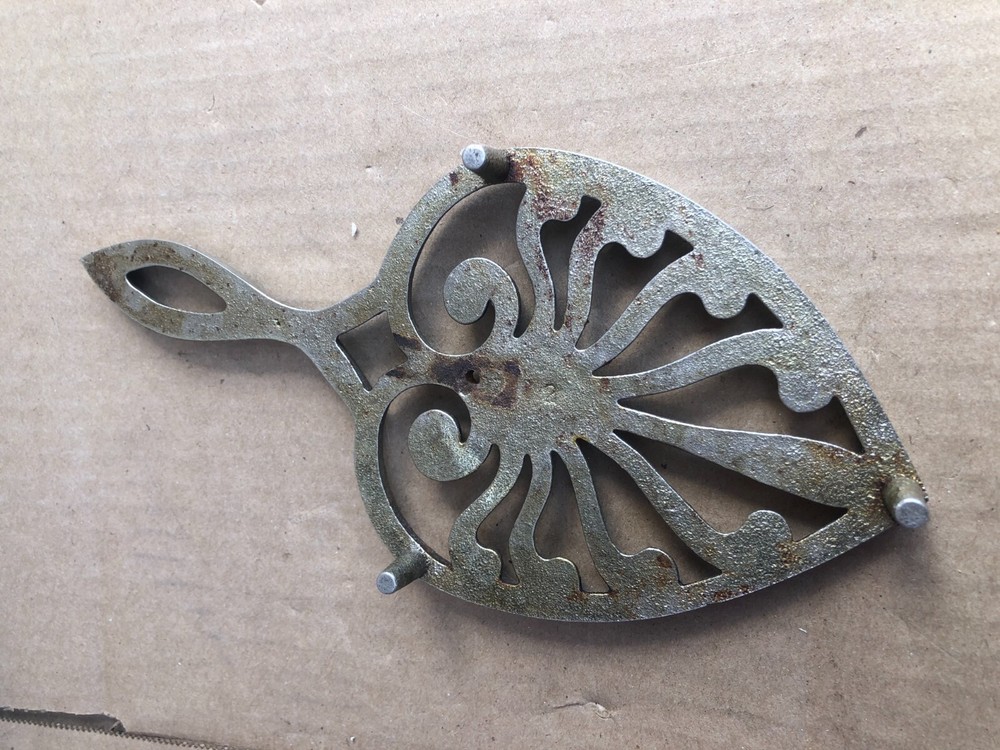 ANTIQUE CAST IRON TRIVER