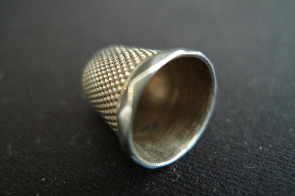 VINTAGE STERLING SILVER SEWING THIMBLE HAMMERED PATTERN DESIGN EDGING SIZE 8