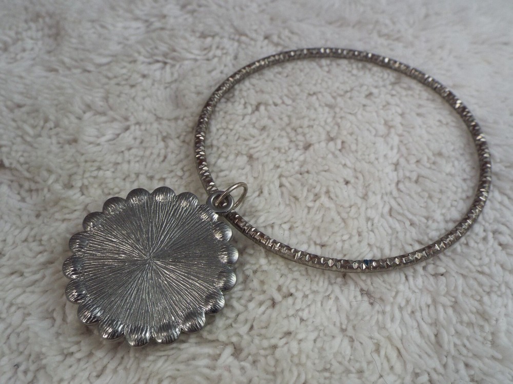 Silvertone Bird Cameo Charm Bangle Bracelet (D69)