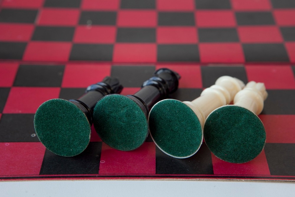 Vintage Chessmen King Size Chess Set - READ
