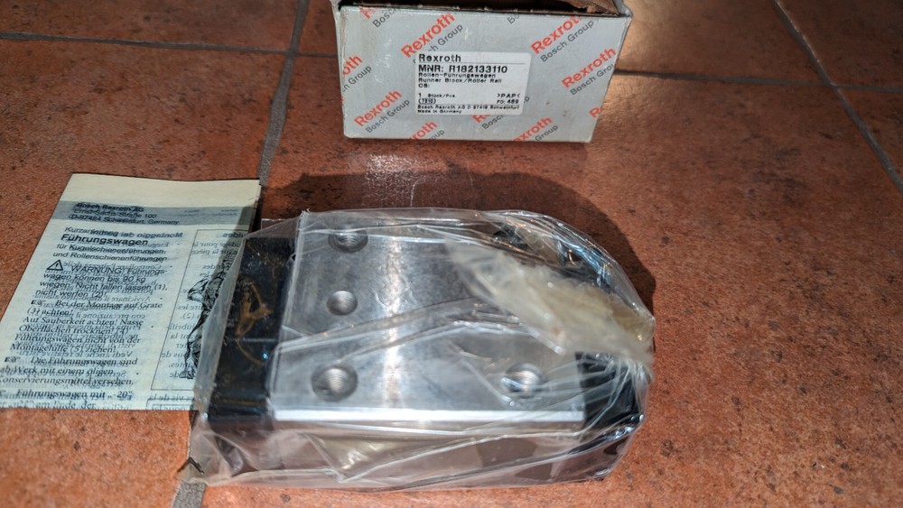 (1) Bosch Rexroth Runner Block / Roller Rail R182133110