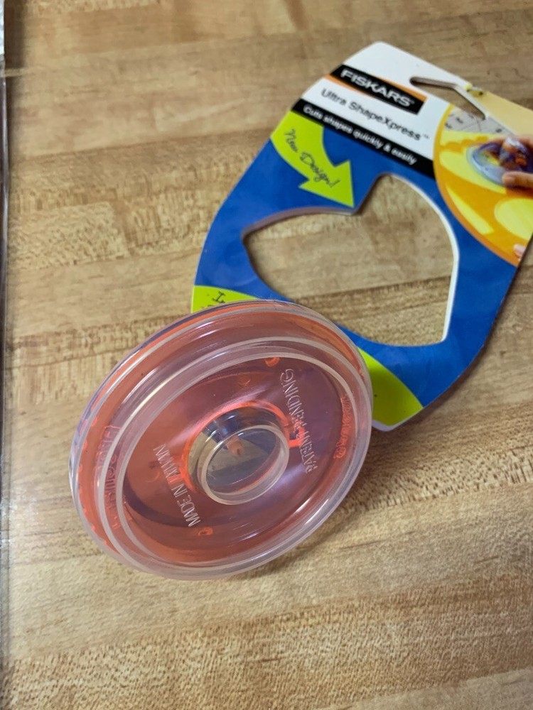 Fiskars Ultra Shapexpress Starter Set - cutter and circle shape template