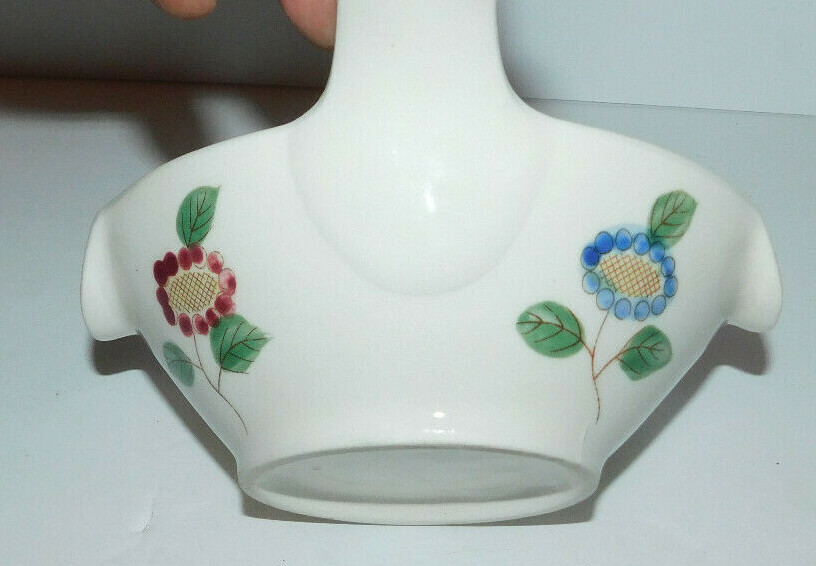 NEAT GRAVY BOAT OR SERVER WITH SIDE HANDLE AND FLORAL DESIGN