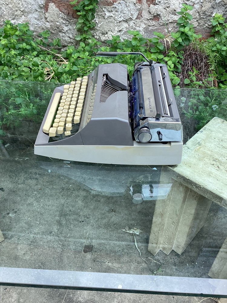 TRIUMPH GABRIELE 35 TYPEWRITER. CURSIVE TYPEFACE. GERMANY 1972