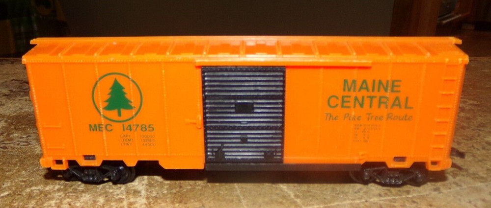 HO scale main central orange + black box car in nice shape used