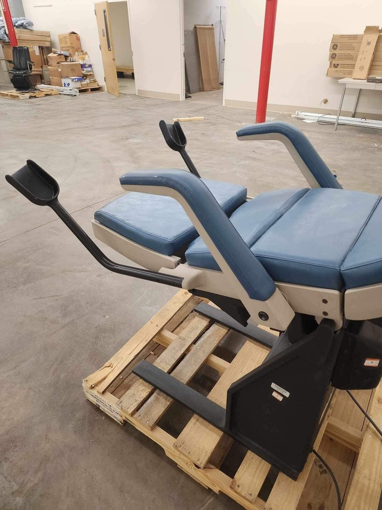 Midmark 413 Chair