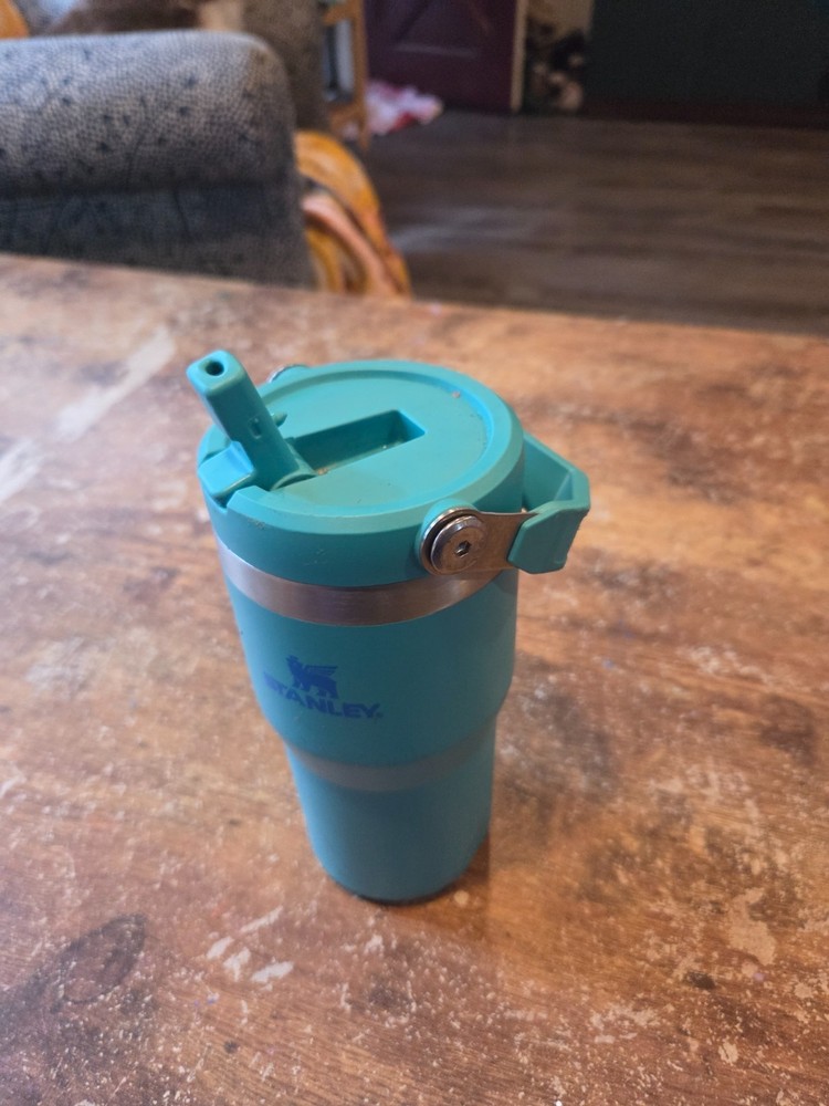 Stanley water bottle thirty two ounces